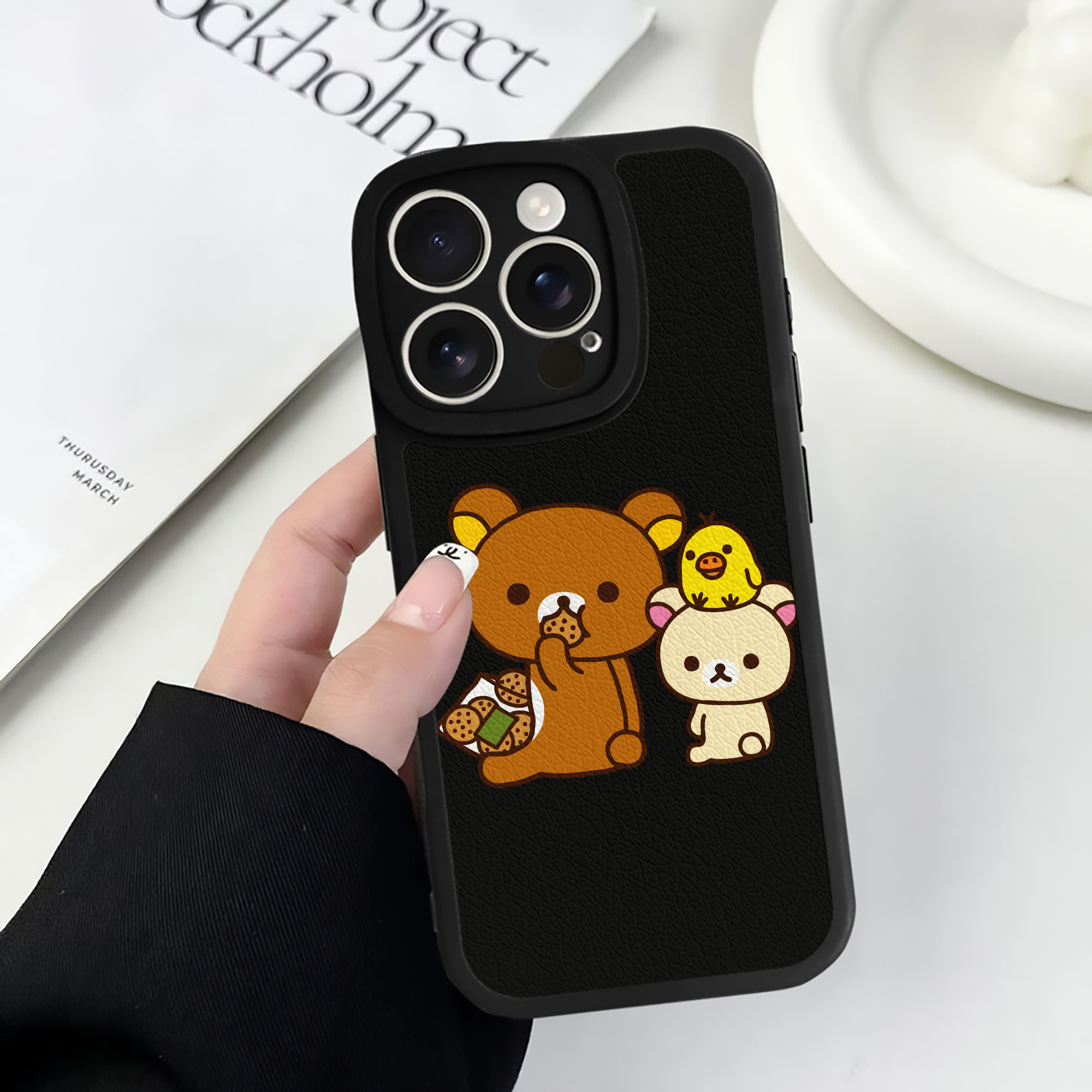 （画像用） リラックマ リラックマ キイロイトリ Rilakkuma Korilakkuma Kiiroitori 【iPhone 16シリーズ対応】シリコンスマホケース（レザー調） 材質：シリコン